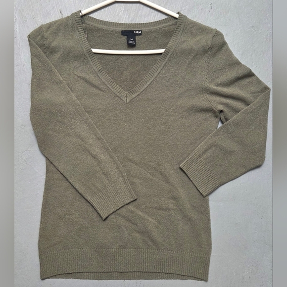H&M Women's V-Neck Tight knit Pullover Sweater - Olive Green Sz M - Picture 8 of 9